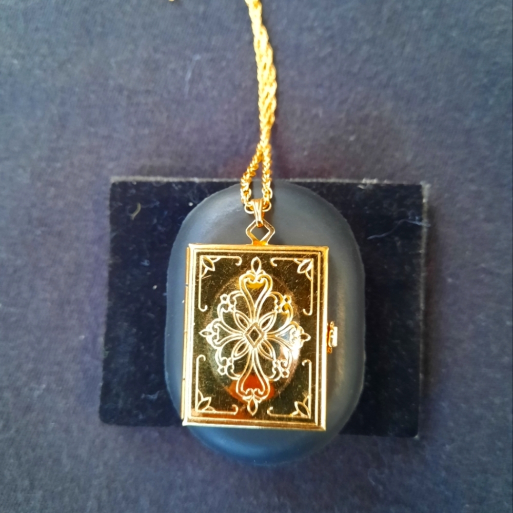 Avon special edition 94 Book locket